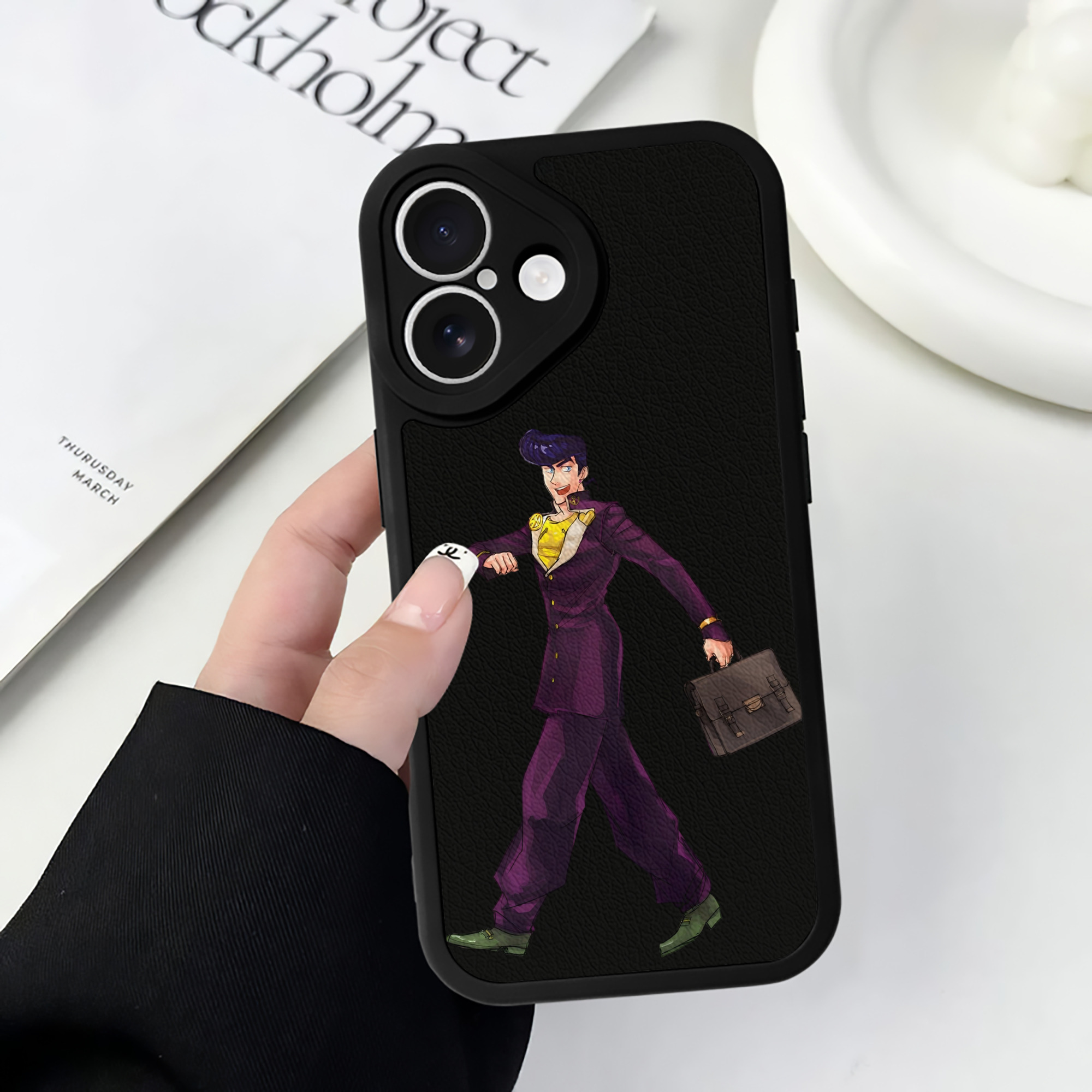 （画像用） ジョジョの奇妙な冒険 ひがしかた じょうすけ JoJo's Bizarre Adventure Higashikata Josuke 【iPhone 16シリーズ対応】シリコンスマホケース（レザー調） 材質：シリコン